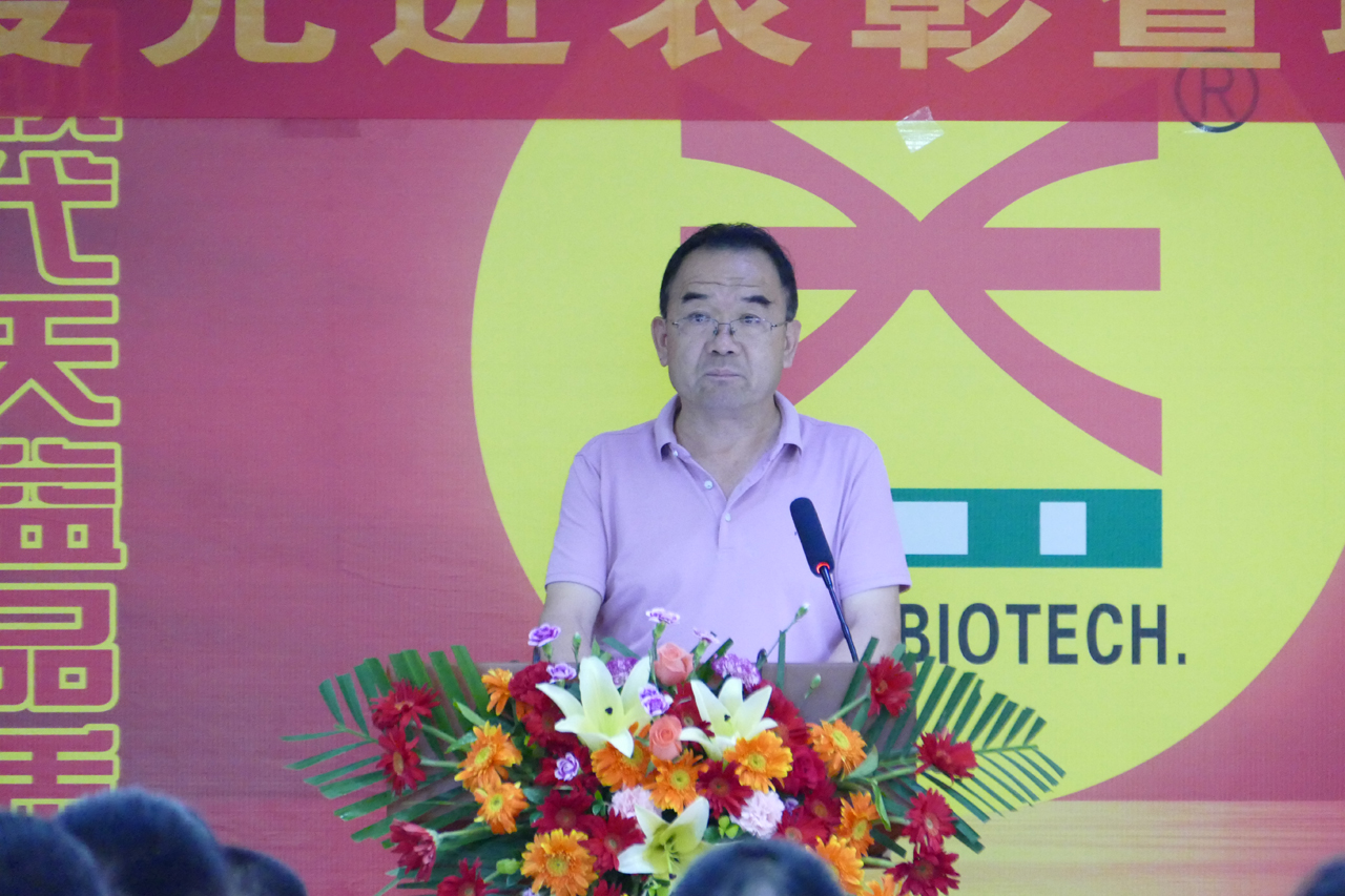 15 圖為尚副總經(jīng)理宣讀關(guān)于聘用中層干部任職的通知 15 圖為尚副總經(jīng)理宣讀關(guān)于聘用中層干部任職的通知