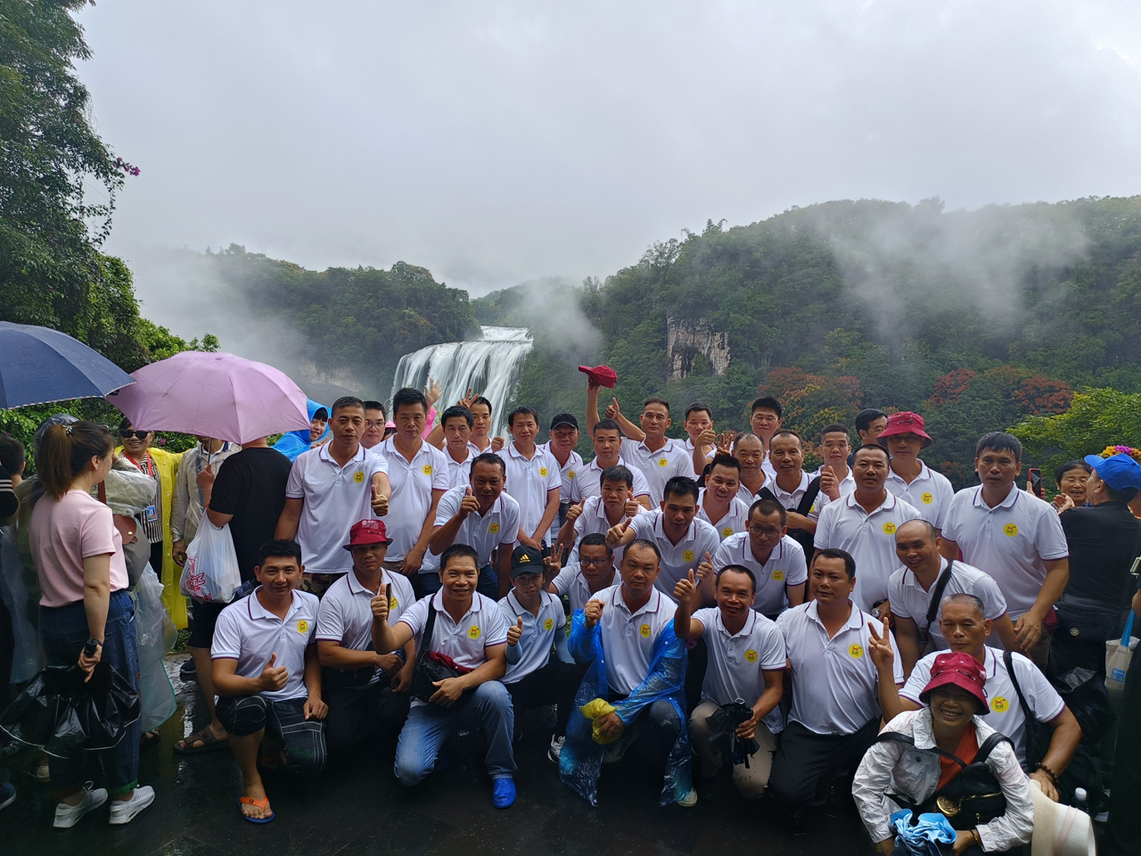 34 這是一群快樂(lè)的人，在干一件快樂(lè)的事