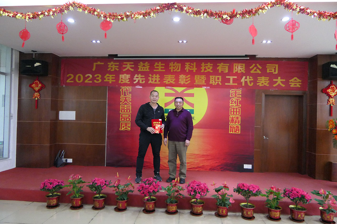 09 圖為優(yōu)秀銷售員合影 09 圖為優(yōu)秀銷售員合影