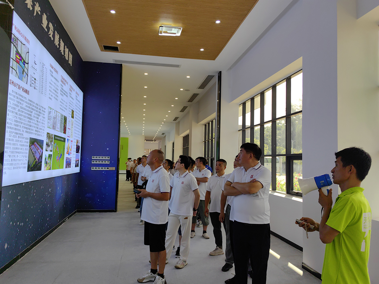 01 圖為參觀學(xué)習(xí)畫(huà)景飲料文化建設(shè) 01 圖為參觀學(xué)習(xí)畫(huà)景飲料文化建設(shè)