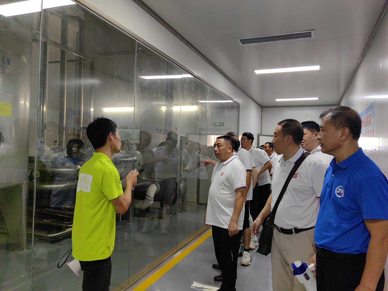 02 圖為參觀學(xué)習(xí)畫(huà)景飲料生產(chǎn)車間精細(xì)化管理 02 圖為參觀學(xué)習(xí)畫(huà)景飲料生產(chǎn)車間精細(xì)化管理