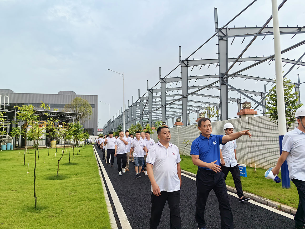 04 圖為參觀學(xué)習(xí)東騰飼料廠區(qū)管理 04 圖為參觀學(xué)習(xí)東騰飼料廠區(qū)管理