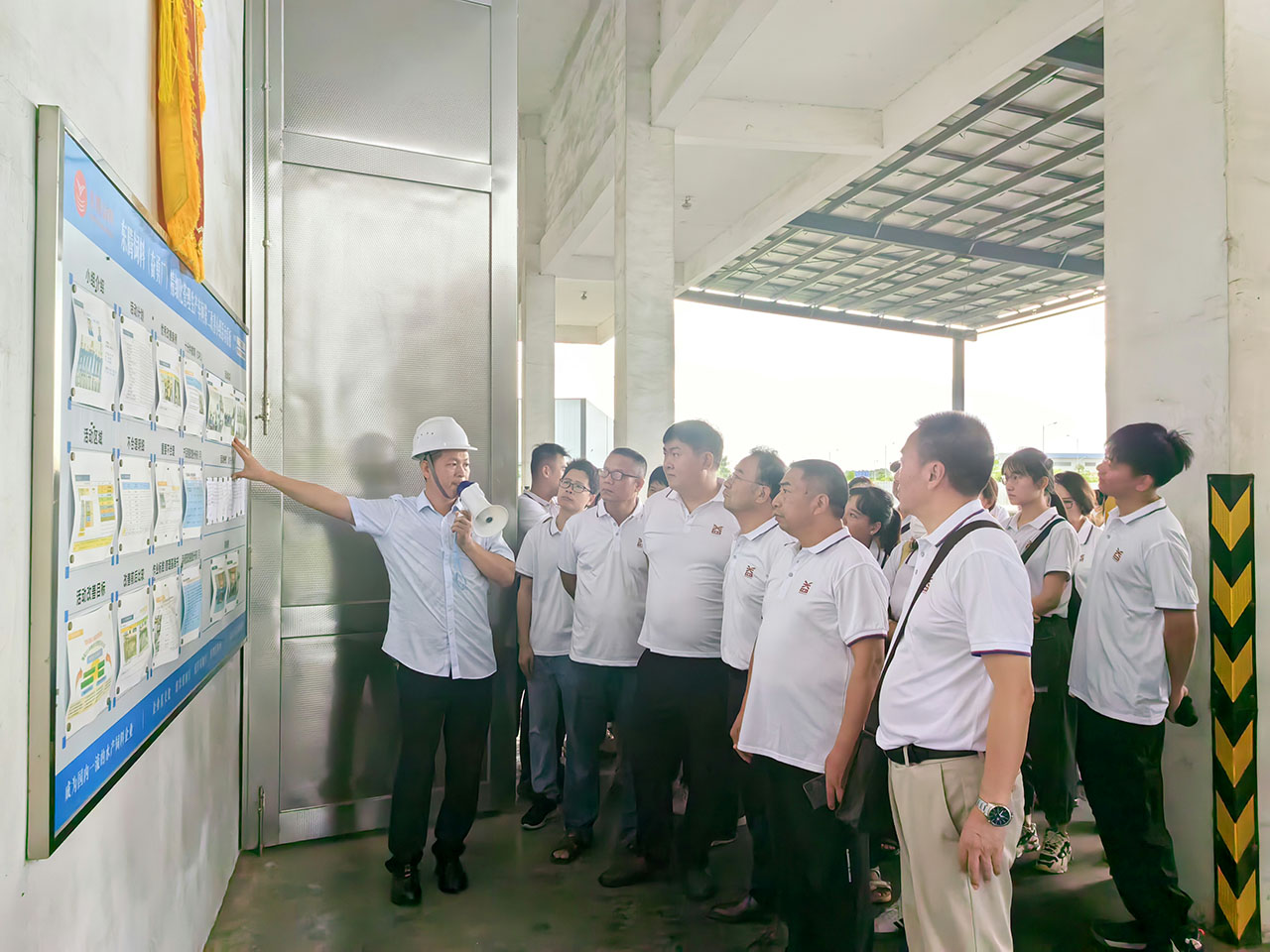 05 圖為參觀學(xué)習(xí)東騰飼料生產(chǎn)車間精細(xì)化管理 05 圖為參觀學(xué)習(xí)東騰飼料生產(chǎn)車間精細(xì)化管理