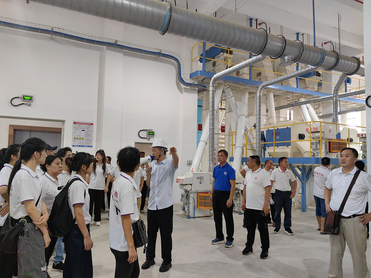 06 圖為參觀學(xué)習(xí)東騰飼料生產(chǎn)車間精細(xì)化管理