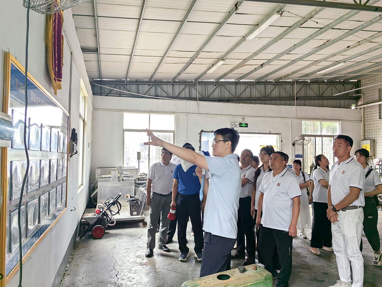 08 圖為參觀學(xué)習(xí)國(guó)美水產(chǎn)車間精細(xì)化管理 08 圖為參觀學(xué)習(xí)國(guó)美水產(chǎn)車間精細(xì)化管理