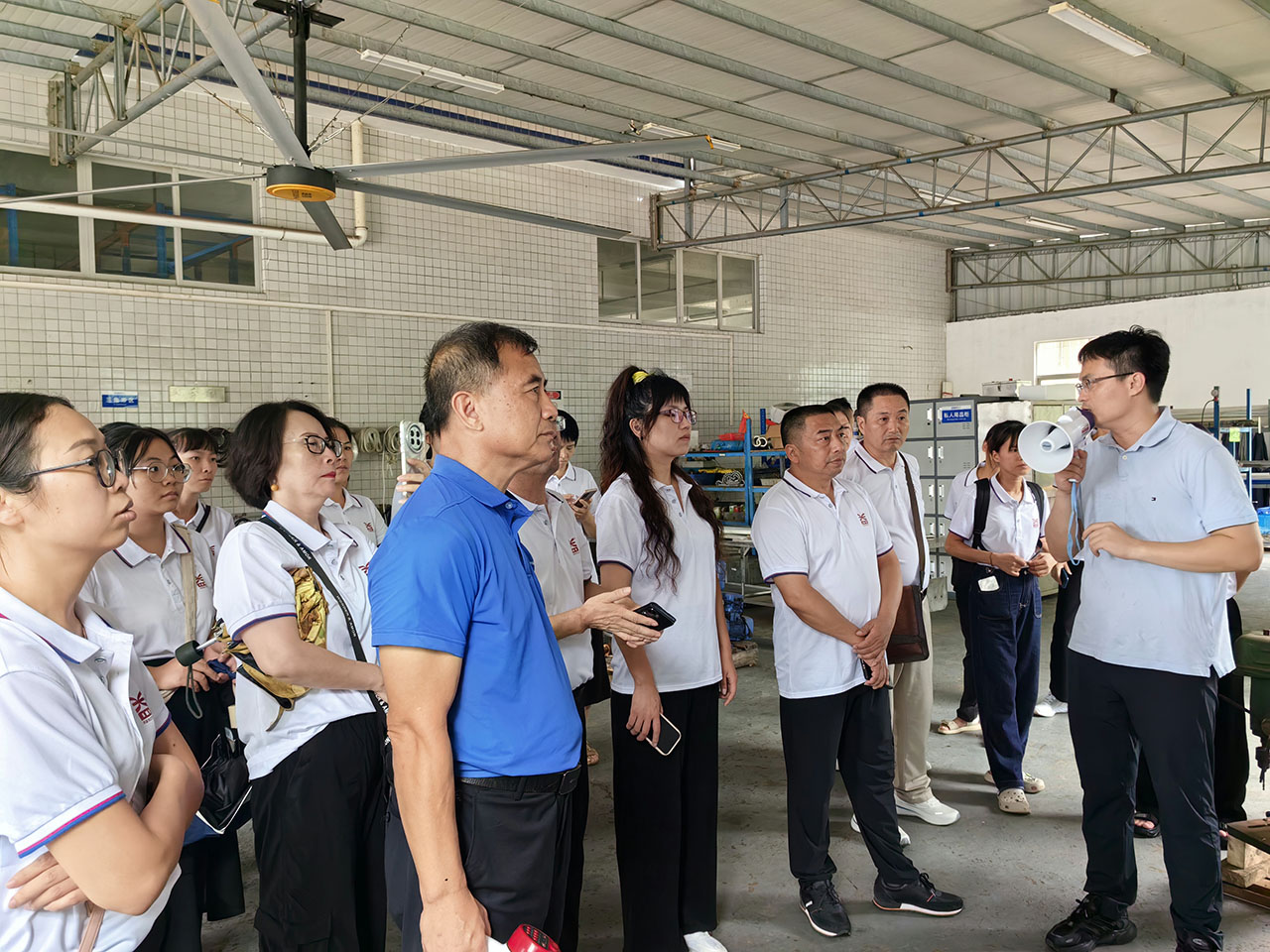 09 圖為參觀學(xué)習(xí)國(guó)美水產(chǎn)車間精細(xì)化管理 09 圖為參觀學(xué)習(xí)國(guó)美水產(chǎn)車間精細(xì)化管理