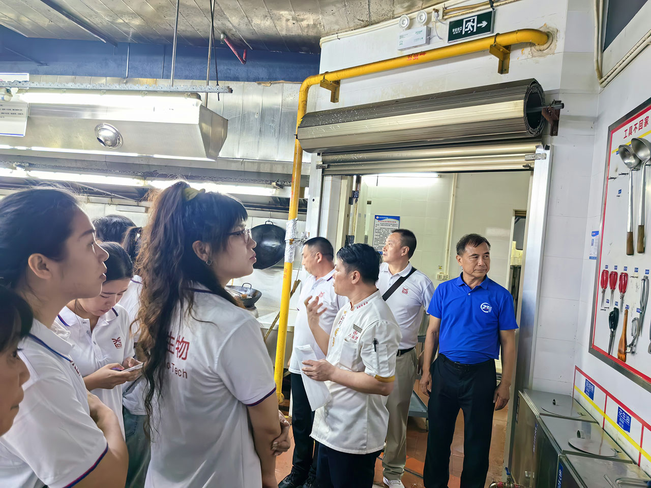 16 圖為參觀學(xué)習(xí)大海灣海鮮酒樓現(xiàn)場(chǎng)管理