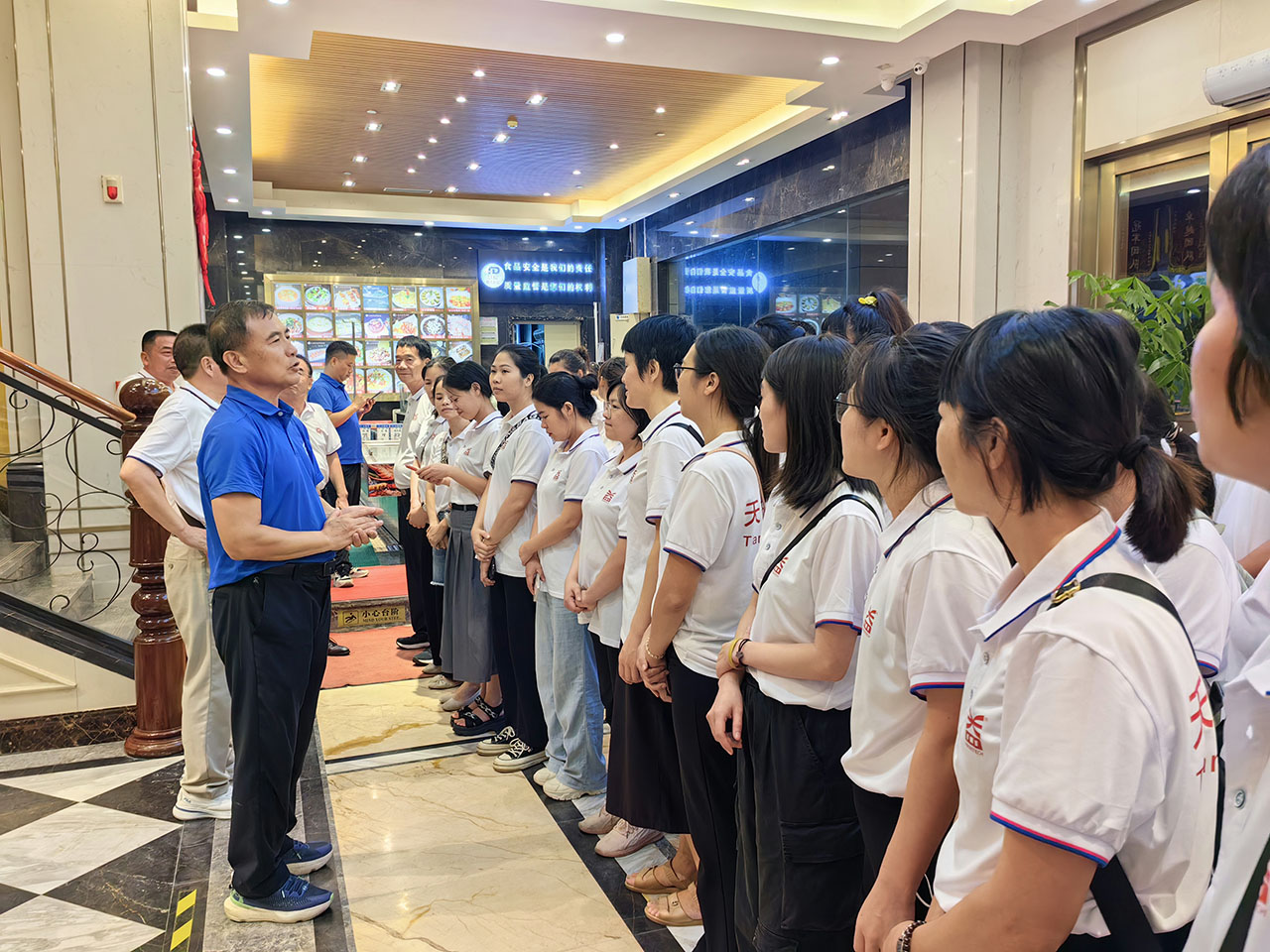 17 圖為天益管理團(tuán)隊(duì)向優(yōu)秀的大海灣海鮮酒樓學(xué)習(xí) 17 圖為天益管理團(tuán)隊(duì)向優(yōu)秀的大海灣海鮮酒樓學(xué)習(xí)